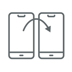 Zwei Smartphones mit einem Pfeil symbolisieren Datenübertragung zwischen Mobilgeräten.