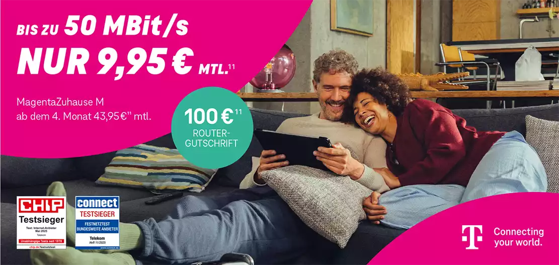 Paar entspannt auf Sofa mit Tablet, Telekom Werbung für günstiges Internet-Angebot.