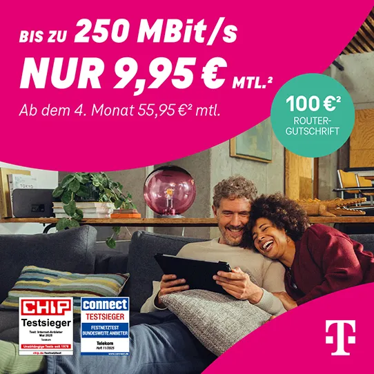 Pärchen sitzt lachend auf dem Sofa und nutzt Tablet, Telekom-Internet-Angebot beworben.