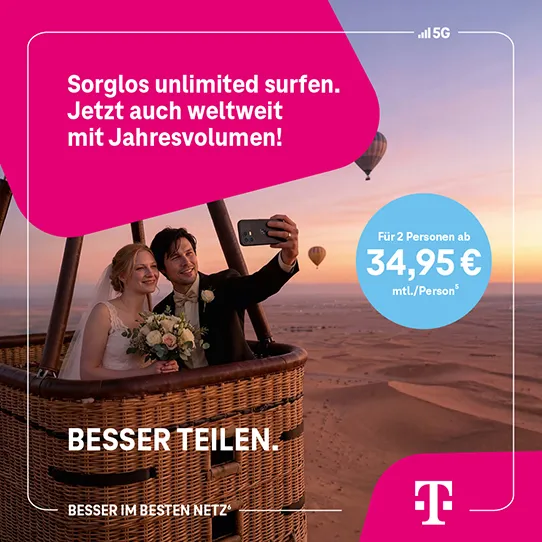 Paar macht Selfie im Heißluftballon über Wüste für Telekom Werbung zu weltweitem Surfen.